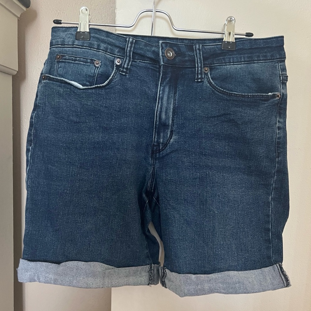 DKNY Jeans- Women’s Cuffed Jean Bermuda Shorts (GUC)